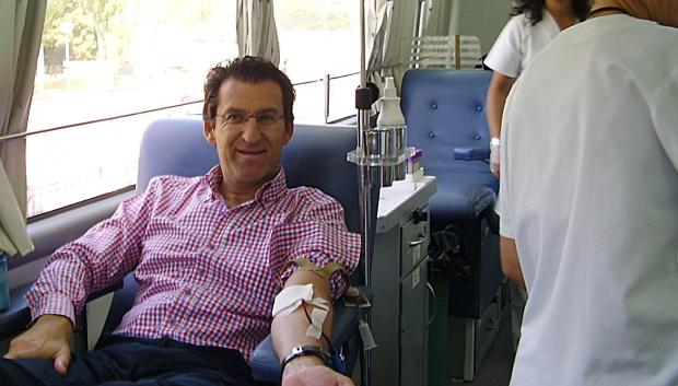 Alberto Núñez Feijóo, donando sangre