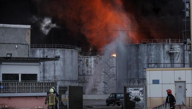 Tres columnas de humo se elevan en lugar donde se encuentra una refinería de petróleo en la ciudad ucrania de Odesa, después de que se escucharan fuertes explosiones