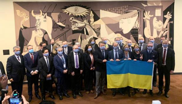 Miembros del Consejo de Seguridad de la ONU posando en febrero ante el Guernica