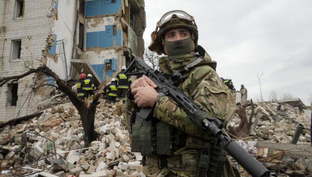 Un soldado ucraniano, cerca de un bloque de edificios destruido por los bombardeos rusos en Borodianka, Ucrania