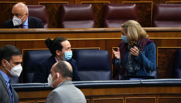 Pablo Iglesias y Nadia Calviño, durante una sesión parlamentaria en febrero de 2021