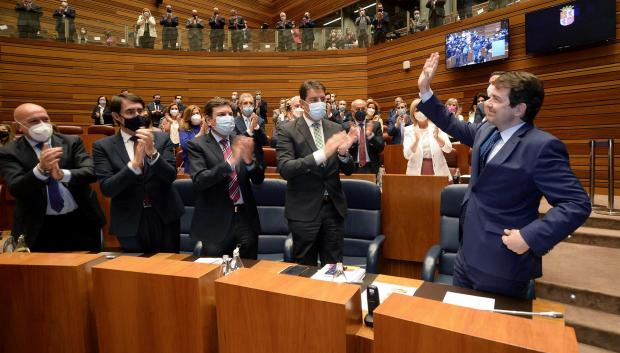 Fernández Mañueco es aplaudido, tras su investidura, de nuevo, como presidente de la Junta castellanoleonesa