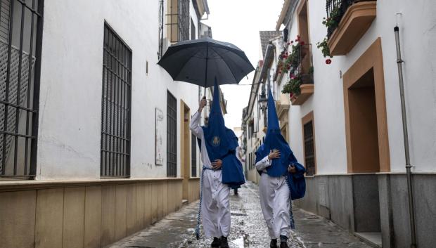 Dos nazarenos de la Hermandad del Prendimiento, en el barrio de los Salesianos, en Córdoba
