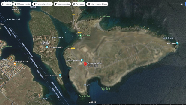 Fortaleza de La Mola y Cuartell Es Castell, Menorca. En ocasiones puntuales se difumina por la presencia de algo no adecuado en la imagen.