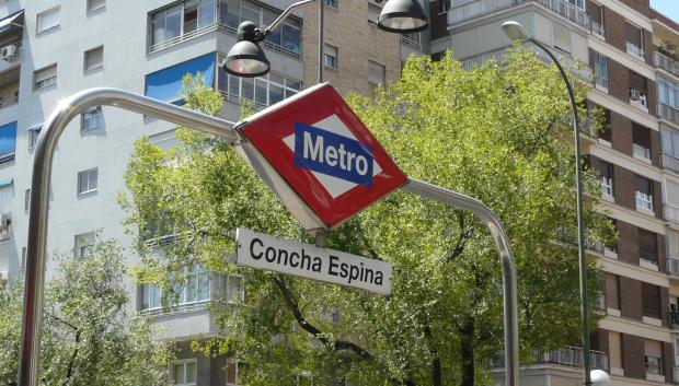 Imagen de la entrada a la parada de metro Cocha Espina en Madrid.