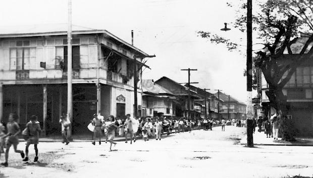 Ciudadanos de Manila huyen de los suburbios quemados por soldados japoneses para ponerse a salvo, 10 de febrero de 1945