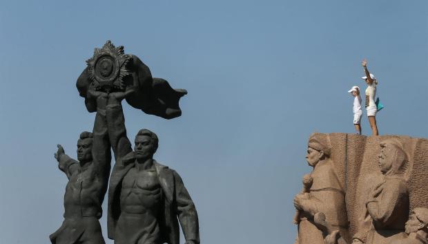 Fotografía de archivo, tomada el 10 de agosto de 2015, del monumento en el centro de Kiev que conmemora la amistad de Ucrania con Rusia y que fue originalmente levantado para recordar la "reunificación" de los dos países en la Unión Soviética