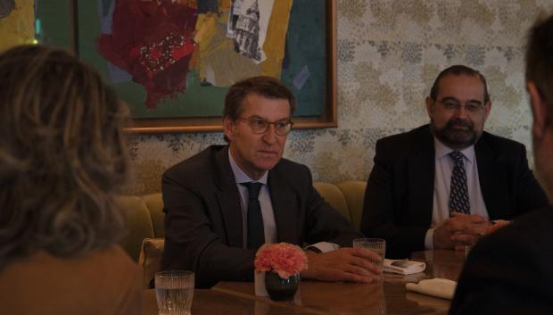 El presidente de El Debate, junto al presidente del PP, Alberto Núñez Feijóo en un encuentro previo al desayuno en el Hotel Four Seasons de Madrid