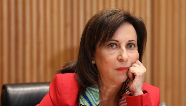 Margarita Robles atiende las intervenciones de los grupos parlamentarios en la Comisión de Defensa del Congreso de los Diputados