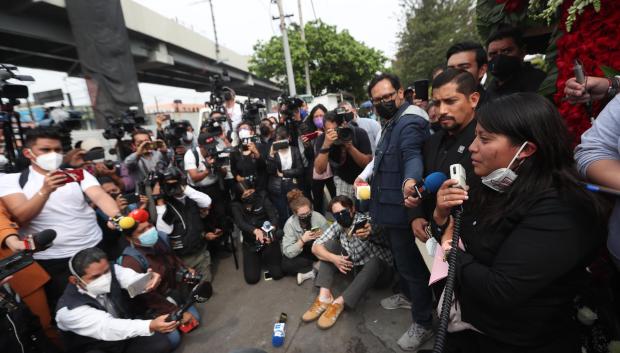 Marisol Tapia (d), mamá de Brandon, víctima del accidente del Sistema de Transporte Colectivo (Metro), participa en una protesta hoy, en la zona cero a un año de la tragedia en la línea 12, en Ciudad de México (México)