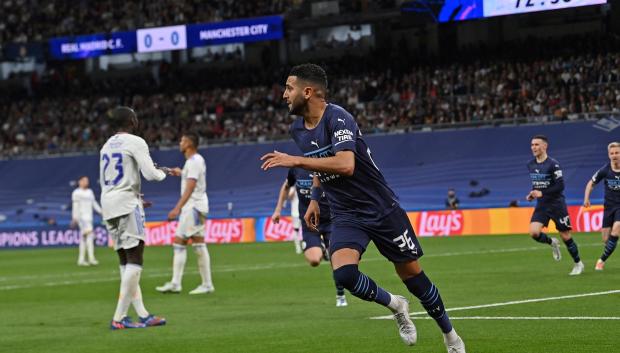 Mahrez celebra el primer gol del City