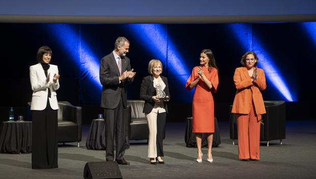 Los Reyes, Morant y Colau, junto a una de las galardonadas de los Premios Nacionales de Investigación 2021 el pasado miércoles en Barcelona