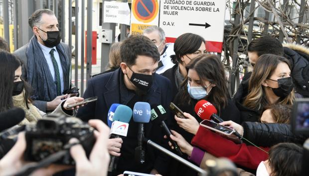 Pablo Iglesias denuncia en su libro el supuesto acoso al que se ha visto sometido él y su familia por parte de los medios de comunicación