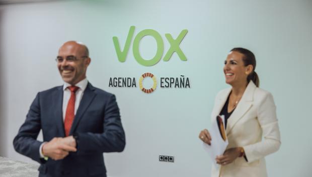 Jorge Buxadé, junto a Patricia Rueda, este lunes, en la sede nacional de Vox