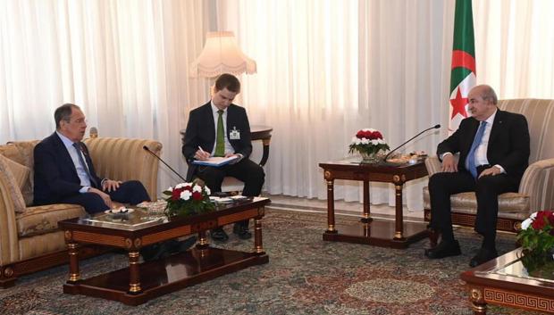 El ministro de Exteriores ruso, Sergei Lavrov, conversa con el presidente argelino, Abdelmadjid Tebboune