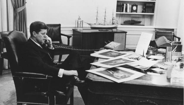 John F. Kennedy en el despacho presidencial