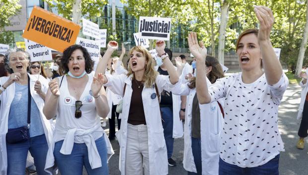 La líder de Más Madrid, Mónica García, participa junto a médicos de hospitales que se manifiestan este martes contra la temporalidad