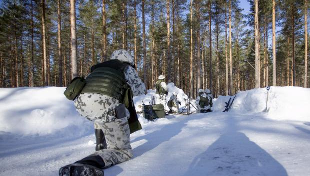 Reservistas de la Brigada Karelia en una práctica de tiro cerca de la frontera con Rusia, en el sureste de Finlandia