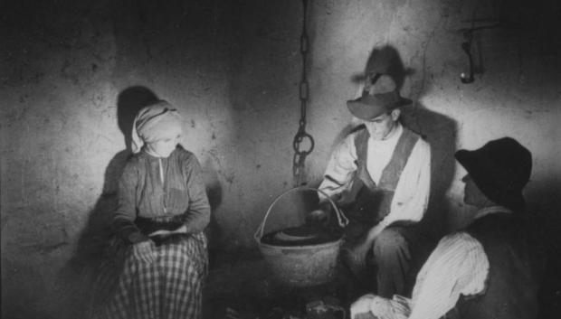 Fotograma de la película Tierra sin pan de Luis Buñuel