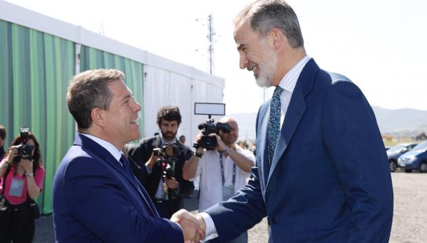 Su Majestad el Rey es recibido por el presidente de la Junta de Comunidades de Castilla-La Mancha, Emiliano García-Page