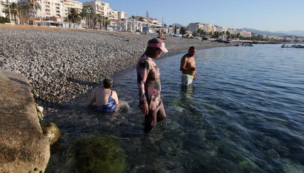 Una mujer de nacionalidad francesa llamada Dalila lleva un burkini en una playa de Niza, en la costa francesa
