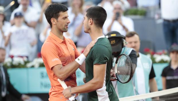 Novak Djokovic felicita a Carlos Alcaraz en el Masters de Madrid