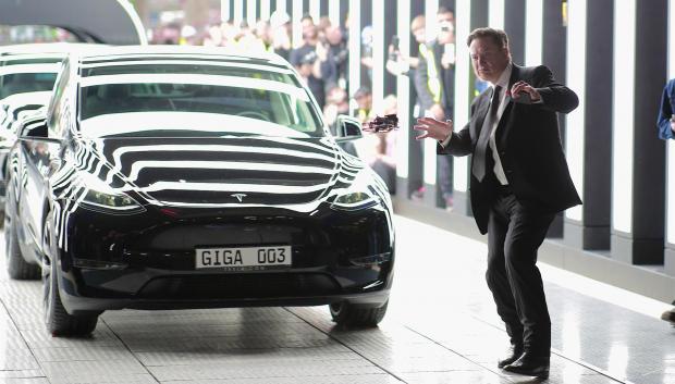 Elon Musk se marca un baile a la salida de fábrica del primer Model 3