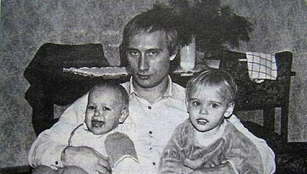 El presidente ruso, Vladimir Putin, con sus dos hijas en brazos