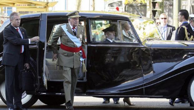 Imagen en su llegada a un acto oficial a bordo de un Rolls Royce de Patrimonio Nacional