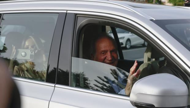 Don Juan Carlos, a su llegada a Sanxenxo, hizo un gesto de "todo bien" desde el coche este jueves