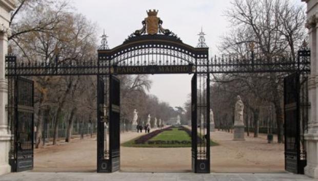 Puertas del parque del Retiro de Madrid.

El Parque de El Retiro es uno de los pulmones de Madrid desde que en el siglo XVII el Conde-Duque de Olivares cediera al Rey Felipe IV una serie de terrenos para el recreo de la Corte en torno al Monasterio de los Jerónimos.

SOCIEDAD
WIKPEDIA