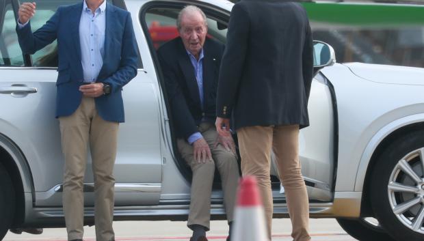 Don Juan Carlos pone pie sobre suelo español después de casi dos años