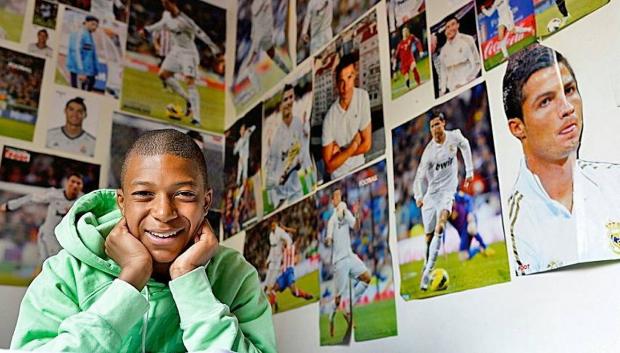 Mbappe posa de niño en su habitación rodeado de posters del Real Madrid