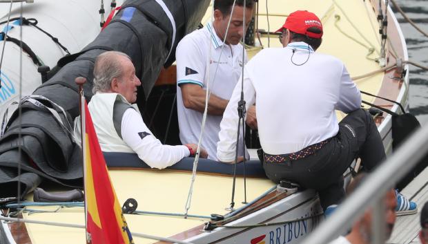 Don Juan Carlos charla con Pedro Campos a bordo del Bribón