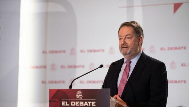 Bieito Rubido, director de El Debate, presenta a la presidenta de la Comunidad de Madrid