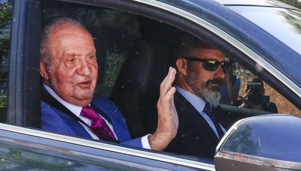 Don Juan Carlos, recibido por sus simpatizantes con aplausos y banderas a las puertas de Zarzuela