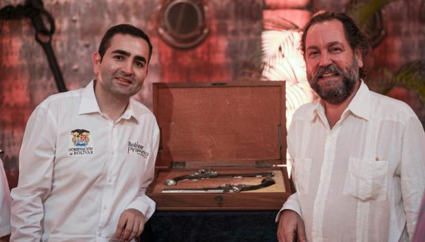 El gobernador del Estado de Bolívar, Vicente Blel con Ramón Pérez-Maura ante la reproducción de las pistolas de Blas de Lezo donadas por éste al Museo Naval del Caribe en Cartagena de Indias.