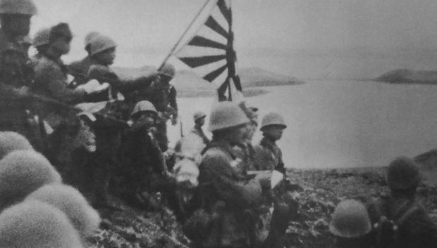 Tropas japonesas alzan la bandera de batalla imperial en Kiska después de aterrizar el 6 de junio de 1942