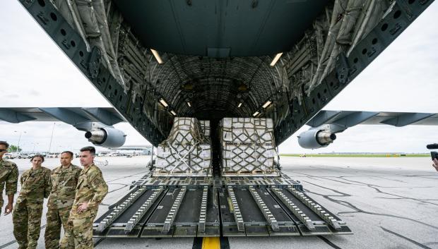 Un C-17 de la Fuerza Aérea carga palets de fórmula infantil