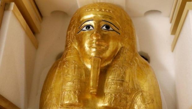 El sarcófago dorado de Nedjemankh, comprado por el Museo Metropolitano de Nueva York, tuvo que ser devuelto al saberse que había sido robado durante la Primavera Árabe