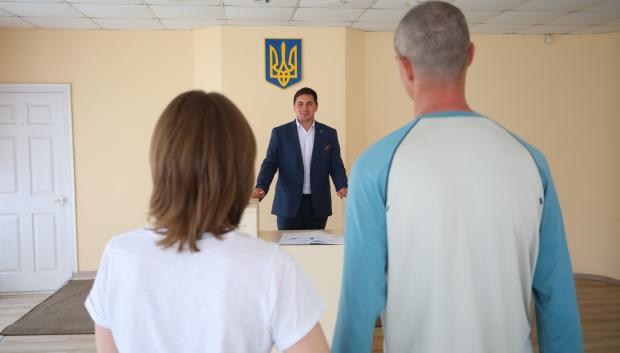 Ivan Khvatov and Olessya Khvatova take part in a wedding ceremony held a newly reopened wedding office, in Irpin, northwest of Kyiv on May 25, 2022. - The couple were initially set to wed on March 17, but the Russian invasion derailed their plans. Unlike Kyiv, where over 3.800 unions were officialized since the start of the conflict, wedding offices in the vicinity of Irpin closed as Russian troop drew closer. Wedding offices have now reopened, following the liberation of the city. (Photo by Aleksey Filippov / AFP)