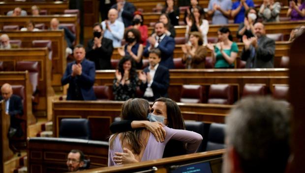 Montero y Belarra se abrazan tras la aprobación de la Ley de solo sí es sí