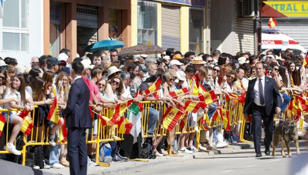 Numerosos ciudadanos esperan en Huesca la llegada de los Reyes al desfile de las Fuerzas Armadas