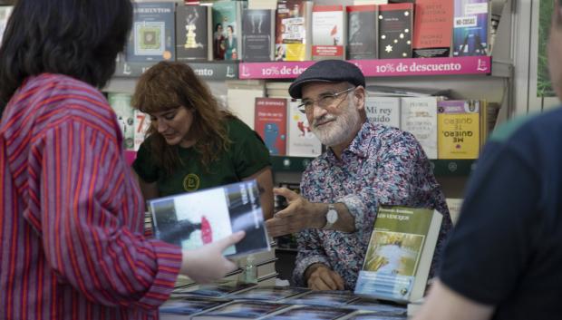 El escritor Fernando Aramburu firmando un ejemplar de 'Patria' en la Feria del Libro de Madrid 2022