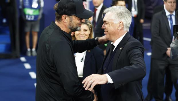 Jürgen Klopp y Carlo Ancelotti se saludan minutos antes del comienzo del partido