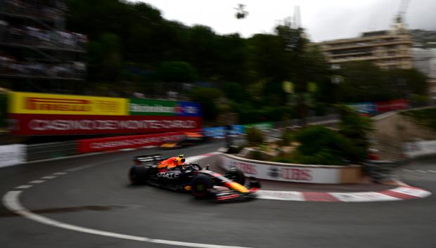 Checo Pérez al frente de la  carrera en Mónaco