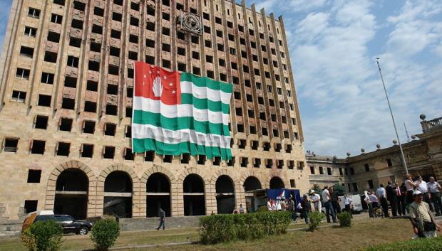 Edificio del Parlamento de Abjasia con su bandera