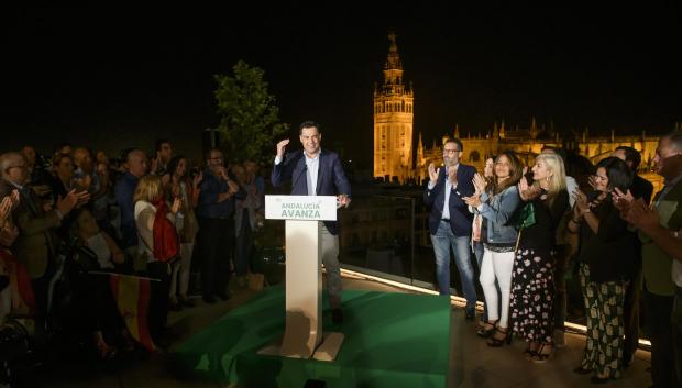 El presidente andaluz y candidato del PP a la reelección, Juanma Moreno (c), en el arranque oficial de la campaña electoral que ha tenido lugar este jueves en Sevilla