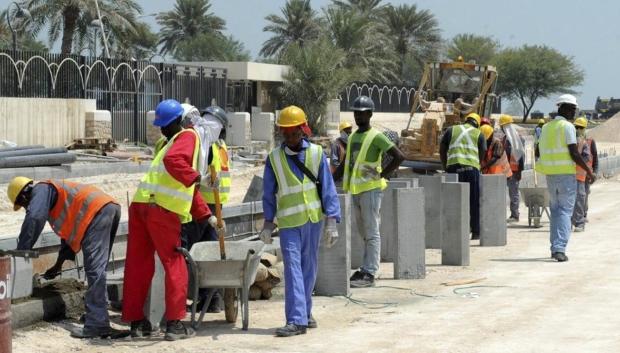 Un grupo de inmigrantes trabajando en la construcción