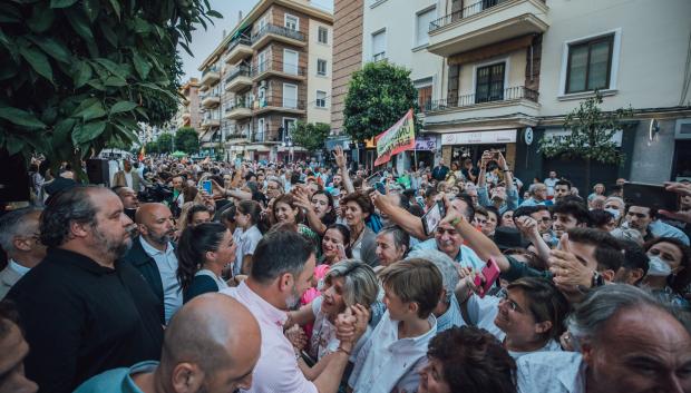 Santiago Abascal y Macarena Olona, saludando a los simpatizantes que se congregaron el pasado 3 de junio en el acto de inicio de campaña andaluza en Sevilla